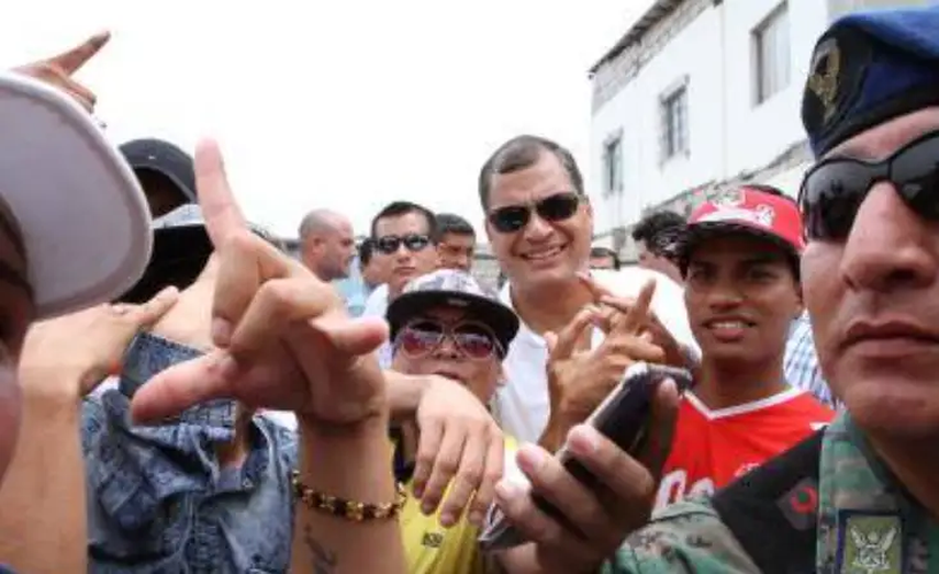 Rafael Correa legalizó a los Latin King Rafael Correa legalizó a los Latin King