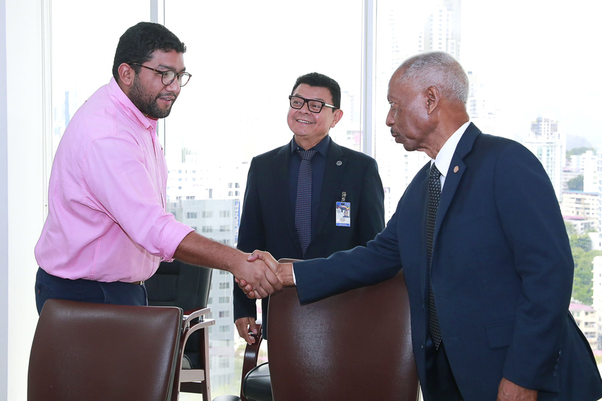 Director del IFARHU sostiene reunión en la Contraloría