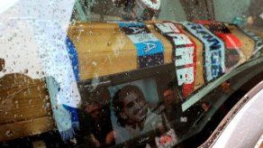 Hinchas y jugadores se congregan ante féretro de Morosini