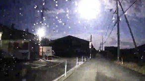 Japoneses asisten a la caída de un brillante meteoro