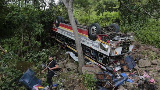 Según las investigaciones policiales, el accidente ocurrió cuando un bus que iba a exceso de velocidad impactó contra dos automóviles.