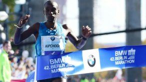 El keniano Eliud Kipchoge se corona en el maratón de Berlín