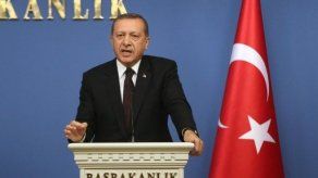 Indignación en Turquía por la retirada de una bandera por parte de un militante kurdo