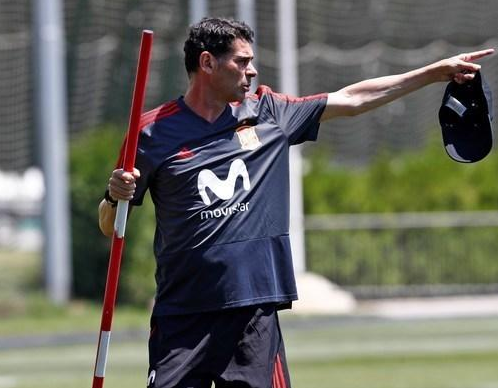 Hierro revoluciona los 11 de España: Iniesta suplente