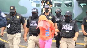 La exfuncionaria fue trasladada en una cápsula de seguridad.