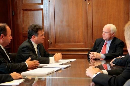 JC Navarro se reúne con John McCain en su cuarto día de gira por EEUU