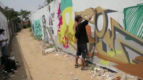 Grafiteros limpian la imagen de suburbio afectado en Camboya
