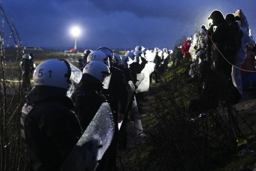 Los ambientalistas sostienen que demoler la localidad para ampliar la cercana mina de Garzweiler provocaría enormes emisiones de gases de efecto invernadero.