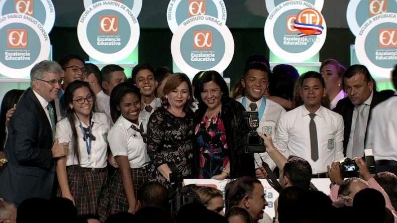Premian esfuerzo de 9 centros oficiales e inicia camino hacia la excelencia educativa