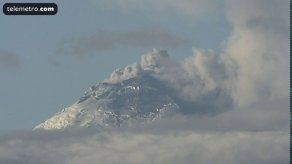 Volcán próximo a Quito expulsa columna de ceniza de 2 km de altura