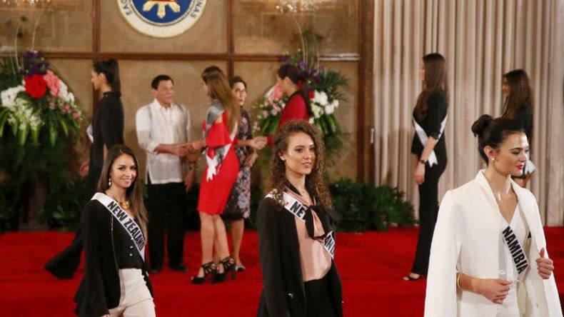 Duterte mide sus palabras ante aspirantes a Miss Universo