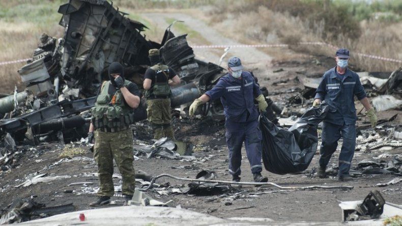 Encuentran 21 cuerpos más entre los restos del avión