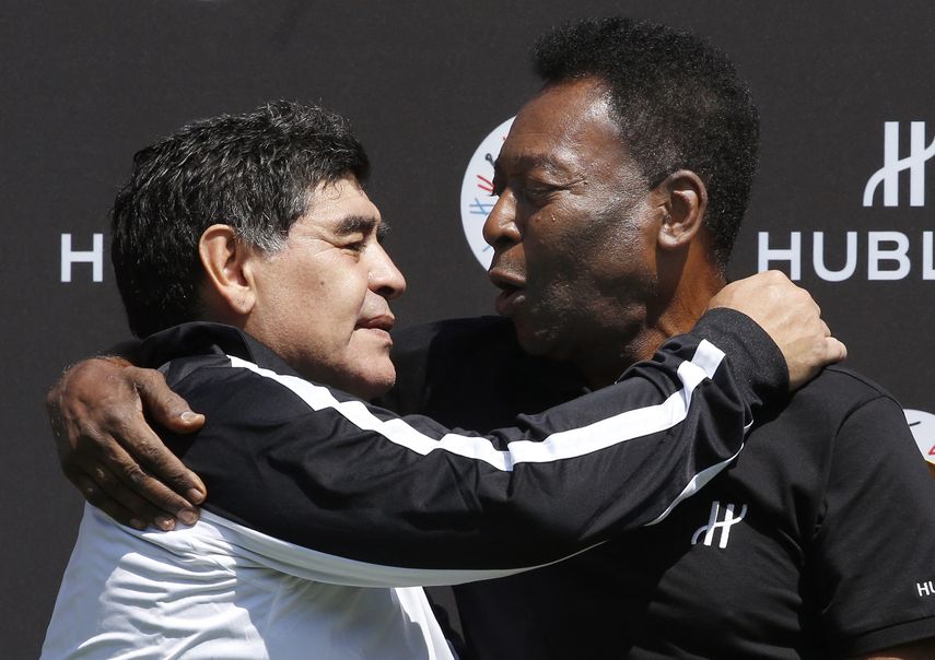 Diego Maradona junto a Pelé.