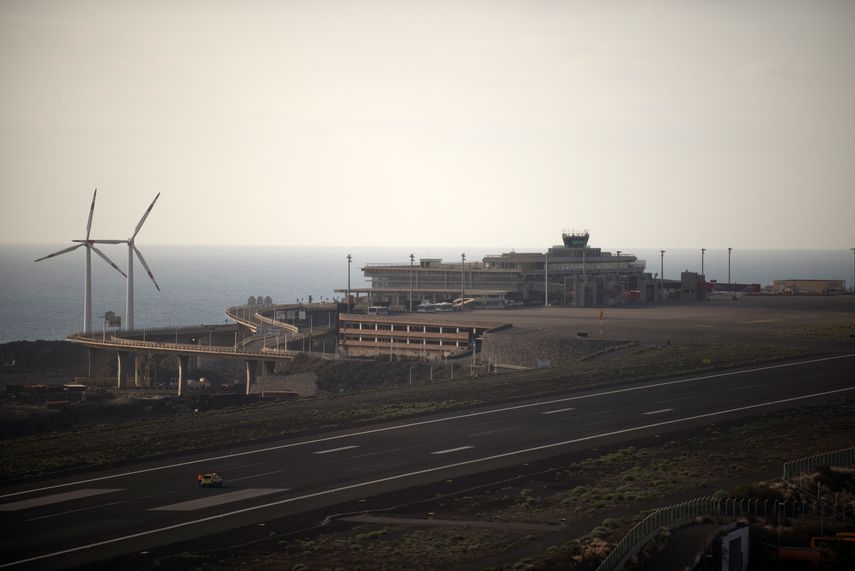 El aeropuerto de la isla en el archipiélago atlántico de Canarias sigue inoperativo por acumulación de ceniza