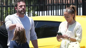 Ben Affleck junto a Jennifer López y su hijo Samuel en la escena, de tras el lamroghini chocado