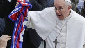 El papa recibe a estrella del fútbol