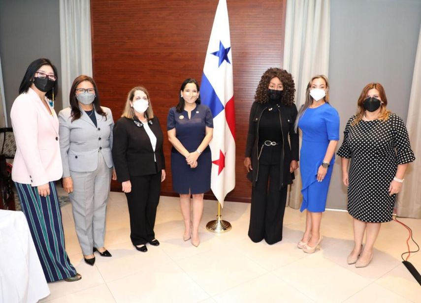 Ministra del Mides sustenta informe de Estado sobre losDerechos de las mujeres en Panamá.