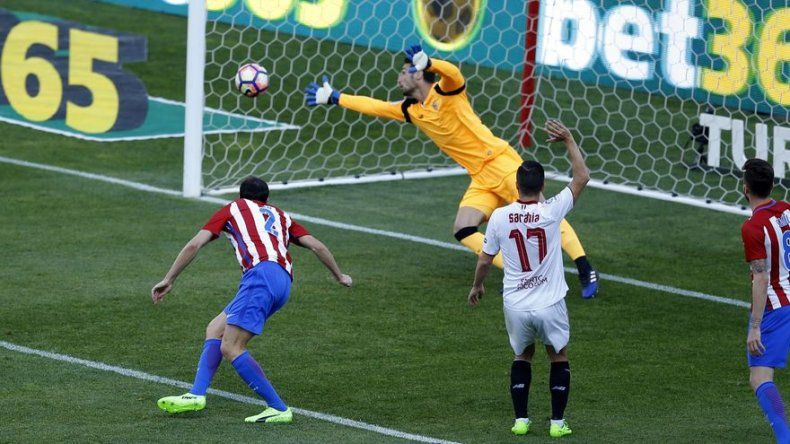El Atlético gana al Sevilla y se le acerca a dos puntos