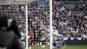 Benzema abre el triunfo del Madrid y le acerca al título