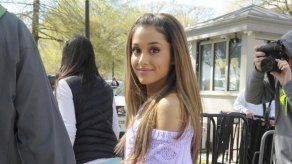 Ariana Grande vuelve a disculparse por escupir sobre un donut