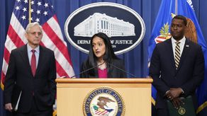 En el medio, secretaria adjunta de Justicia, Vanita Gupta.