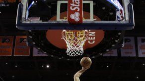 De mano de Embiid y Simmons