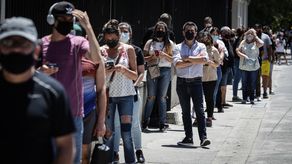 Personas hacen cola para hacerse la prueba de Covid-19 en un centro de pruebas del gobierno en Buenos Aires.