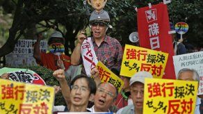 Japón busca ampliar facultades militares pese a protestas