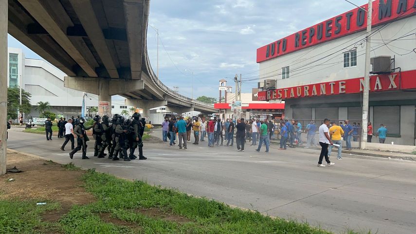 Cierre de vía por parte de transportistas en Las Mañanitas.