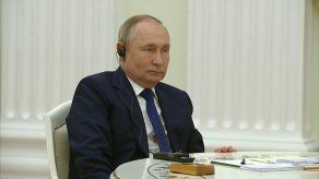 Macron dice a Putin que espera iniciar una desescalada de crisis en Ucrania