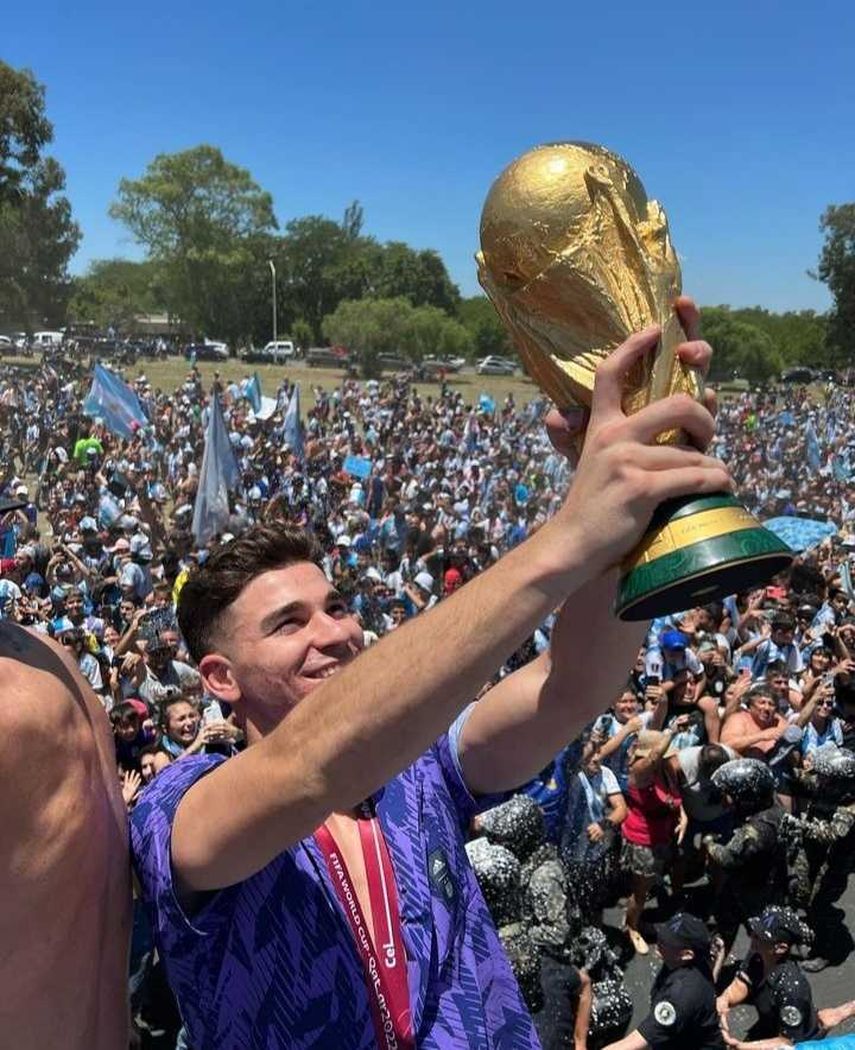 Julián Álvarez, jugador destacado en Qatar 2022, sosteniendo la Copa del Mundo.