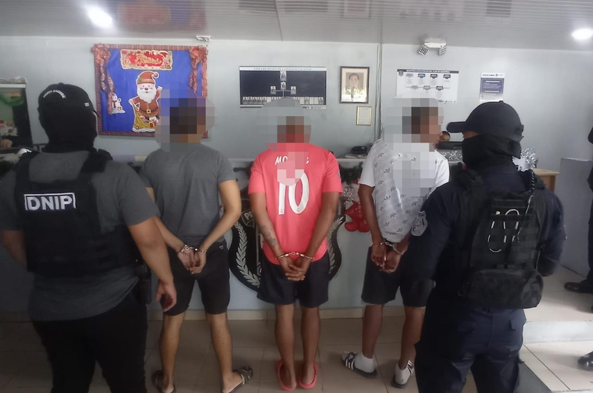 Sujetos detenidos por las autoridades. Sujetos detenidos por las autoridades.