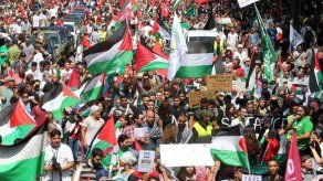 Dos palestinos muertos y más de 60 heridos en un nuevo viernes de protestas