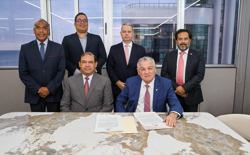 El contralor Anel Flores durante el refrendo de los puertos de Balboa y Cristóbal.