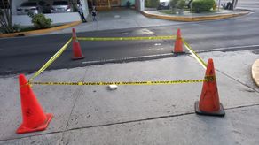 El paquete fue lanzado desde uno de los pisos del edificio al momento en el que oficiales ingresaban a realizar una diligencia.