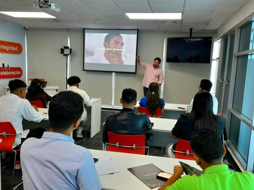 Participantes de Creadores de la Patria tuvieron una jornada de enseñanza en Medcom. Participantes de Creadores de la Patria tuvieron una jornada de enseñanza en Medcom.