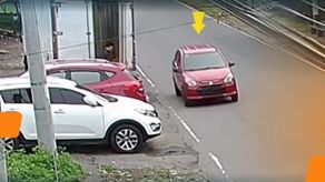Colisión en David, auto choca contra puerta de camión.&nbsp;