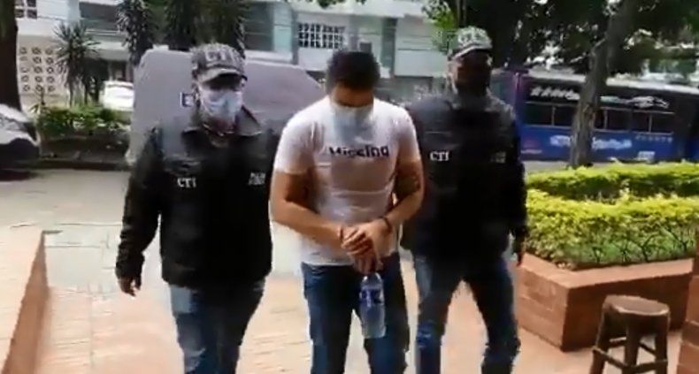 Patrullero de la policía de Colombia fue acusado de asesinar a un joven de 17 años de un tiro en la cabeza durante las masivas protestas.