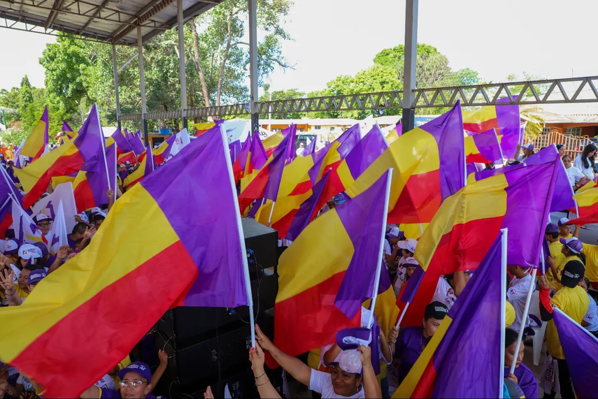 Banderas del partido Panameñista. Diputados del partido envían un comunicado a la nación.