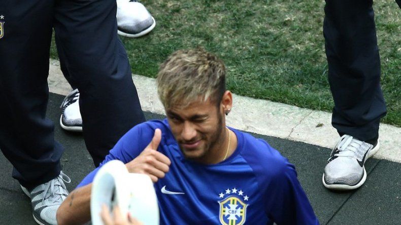 El Mané Garrincha ovaciona a Neymar y abuchea a Scolari