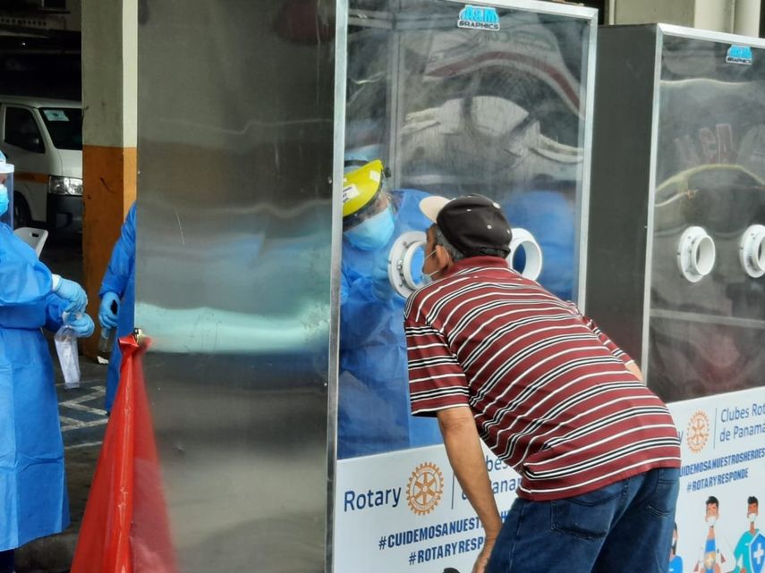 Personal de salud aplica hisopados.