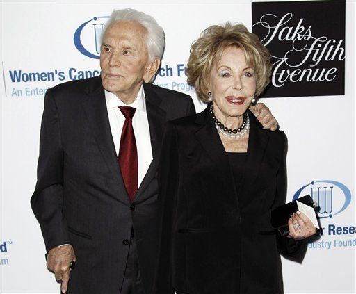 Kirk Douglas dona 10 millones de dólares a mujeres sin hogar