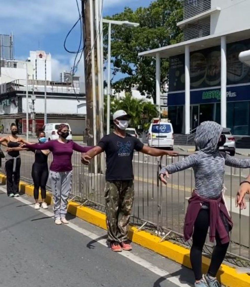 Artistas dan clases de ballet clásico en las calles