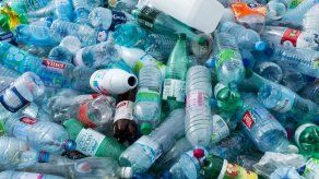 Aeropuerto de San Francisco prohibirá botellas de plástico
