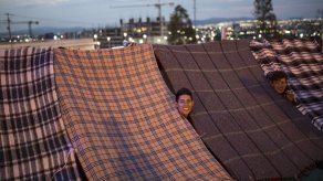 Caravana de migrantes pasa la noche en estadio de México