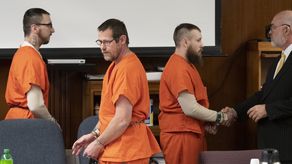 Hablando en un video grabado, la gobernadora Gretchen Whitmer instó al juez Thomas Wilson a “imponer una sentencia que corresponda con la gravedad del daño que ellos le han causado a nuestra democracia”.