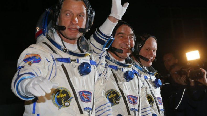 Cohete espacial ruso despega con estadounidense