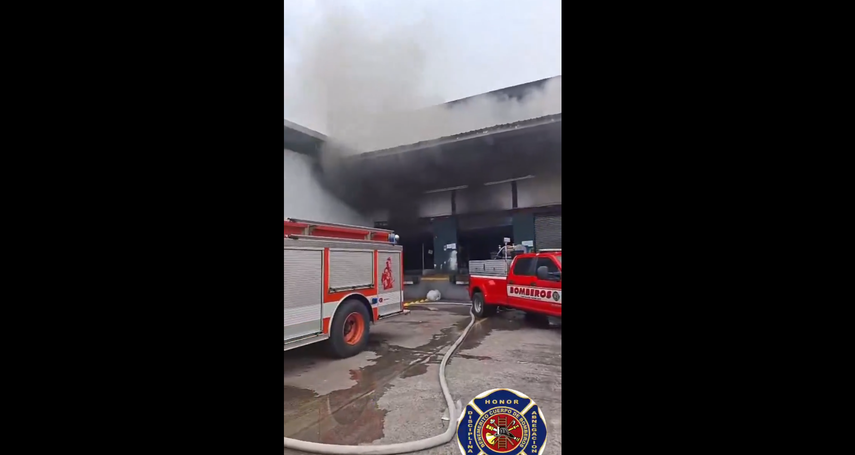 Bomberos atienden incendio en plaza de Vista Alegre