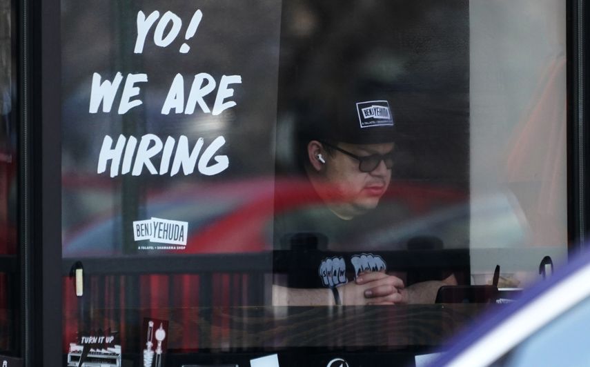 Las solicitudes semanales de ayuda por desempleo se han mantenido constantemente por debajo del nivel previo a la pandemia de 225.000 durante la mayor parte de este año