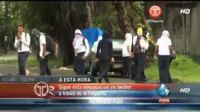 Institutores protestaron lanzando piedras y bolsas llenas de agua